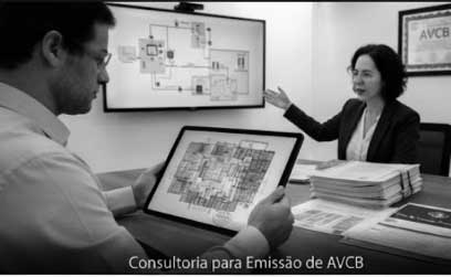 Consultor de segurança analisando plantas de edificação para a Emissão de AVCB, garantindo a conformidade técnica exigida pelas normas atuais.