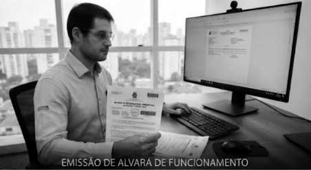 Documento oficial de Alvará de Funcionamento sendo entregue para empresa após processo de regularização concluído com sucesso.