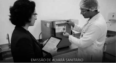Profissional técnico realizando vistoria de higiene em estabelecimento de saúde para garantir aprovação e emissão do Alvará Sanitário.