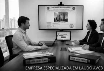 Profissional conferindo sistema de combate a incêndio em edificação comercial para emissão de Laudo AVCB por Empresa Especializada.
