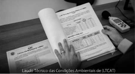 Engenheiro de segurança utilizando equipamentos de medição técnica para avaliar ambiente de trabalho visando a elaboração do LTCAT.