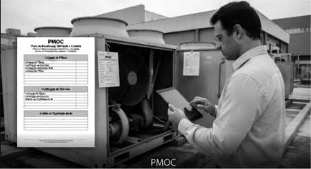Técnico especializado realizando limpeza profunda em sistema de ar condicionado central para elaboração do plano de manutenção PMOC